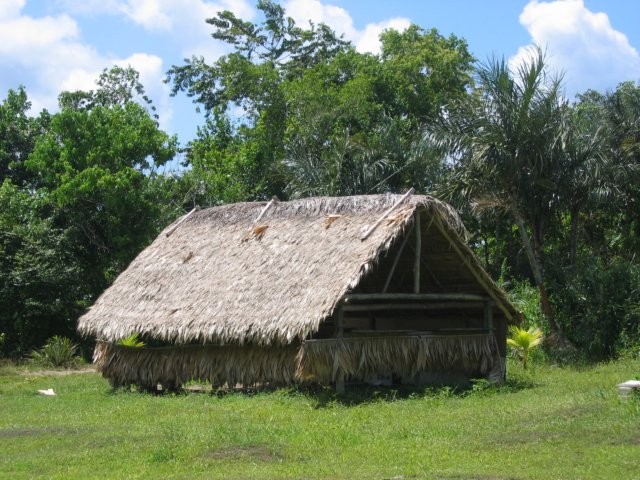 Een open hut in klassieke stijl.