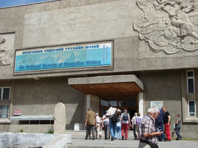 Het nationaal museum van Mongoolse geschiedenis.  Merk de drie schriftsoorten op de affiche: latijns,cyrilisch en mongools.  ©Gerda Sneekes
