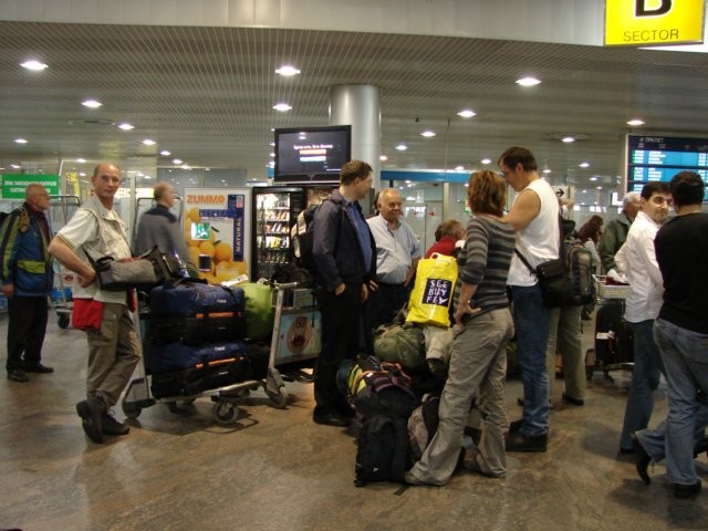 We zijn geland in Moskou. Formulier invullen, lang aanschuiven bij de paspoortcontrole, bagage oppikken. Dan konden we eindelijk onze medereizigers en reisbegeleidster ontmoeten.  ©Gerda Sneekes