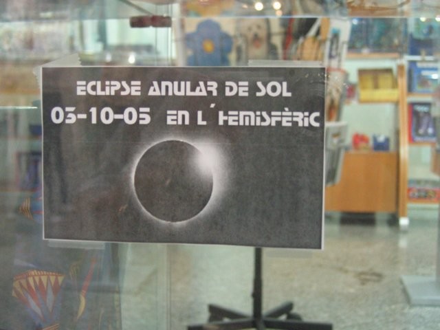Aankondiging van de komende ringvormige zonsverduistering. De foto is wel afkomstig van een totale en niet van een ringvormige eclips.