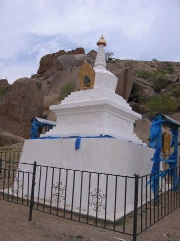 Er is in de verste verte geen stad te bekennen, en toch staat hier een stupa.