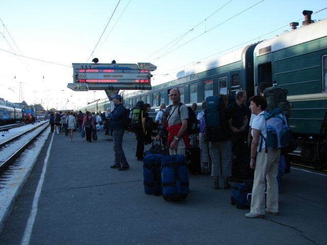 We vertrekken weer met de trein uit Irkutsk richting Mongolië. Volgens de perroninformatie zal de trein vertrekken om 15u45 Moskou-tijd. In lokale tijd is dat 20u45.  ©Gerda Sneekes