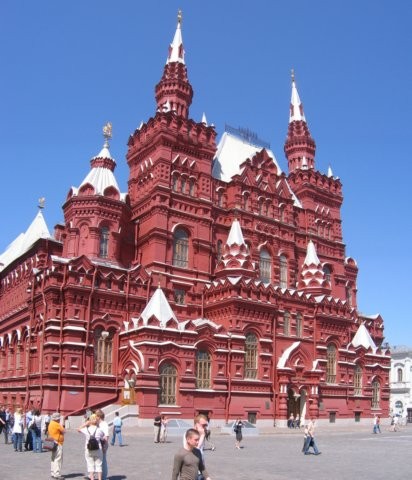 Het historisch museum, aan het ene uiteinde van het rode plein.