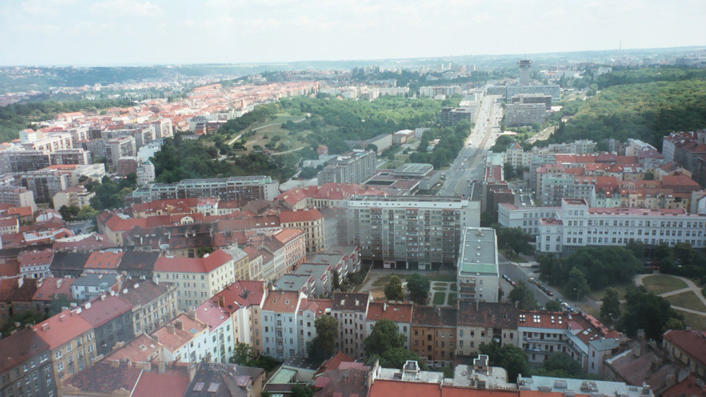  Uitzicht uit de Zizkov-toren op 98m hoogte richting oost. Het park rechts in beeld is het kerkhof.