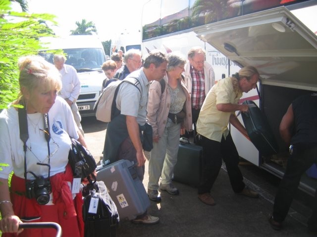 We landen in de namiddag in Cayenne Frans Guyana. Onze gids Erwan leidt ons naar onze bus.