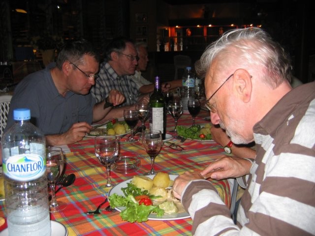 Het eerste avondmaal in hotel Atlantis in Kourou: een ZEER GROTE en lekkere entrecote met saus en aardappelen.