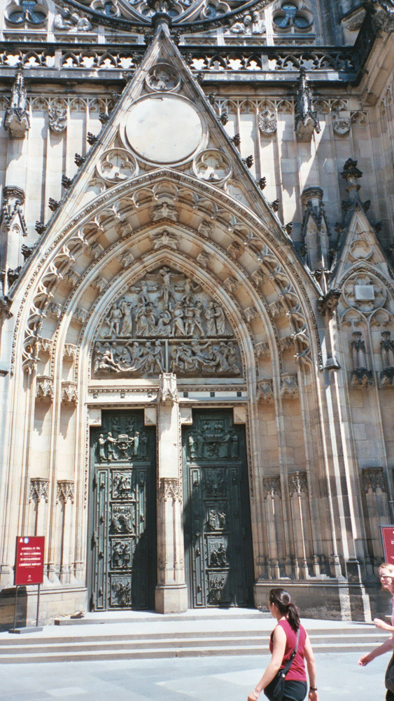 Centrale ingang van de St-Vitus kathedraal.