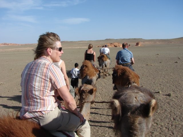 Mijn kameel rijdt als tweede. Jef moet met een touw mijn kameel vasthouden zodat 1 begeleider toch met twee kamelen op stap kan.  ©Gerda Sneekes