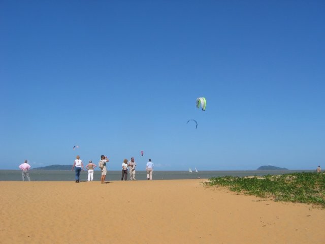 Op het strand in Cayenne werd er uitgebreid aan kitesurfen gedaan.
