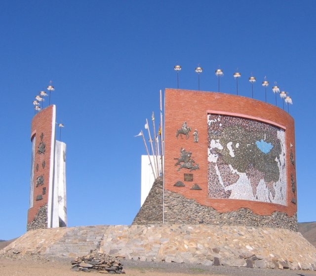 Monument dat de drie belangrijkste periodes van de Mongoolse geschiedenis weergeeft.
