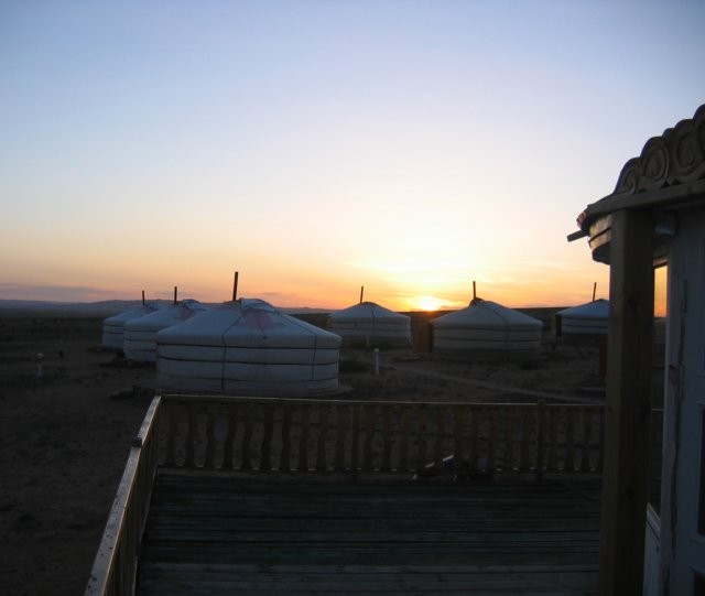 Zonsondergang vanop het terras van het restaurant van het ger-kamp.