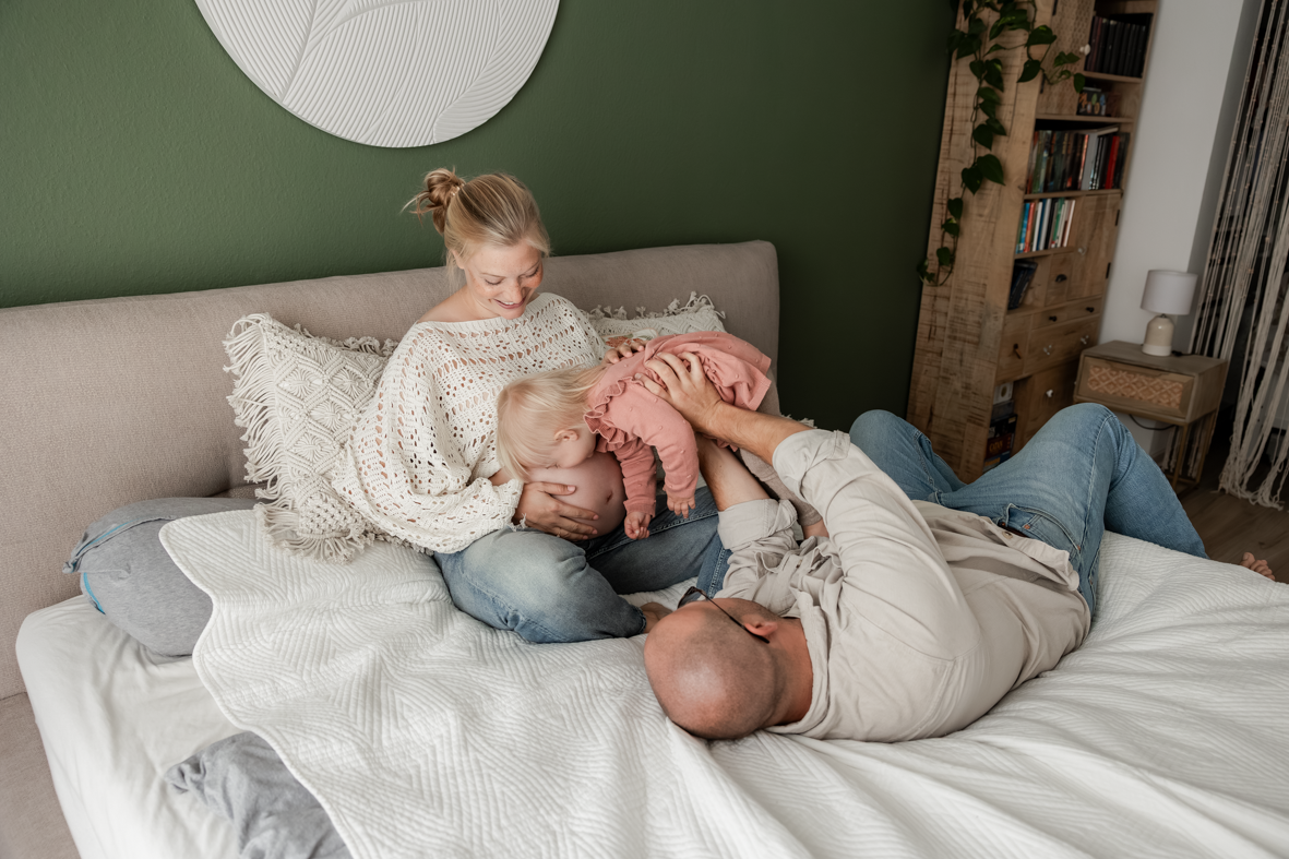 Babybauchshooting zu Hause mit Geschwisterkind – emotionale Familienmomente in Köln & Bonn