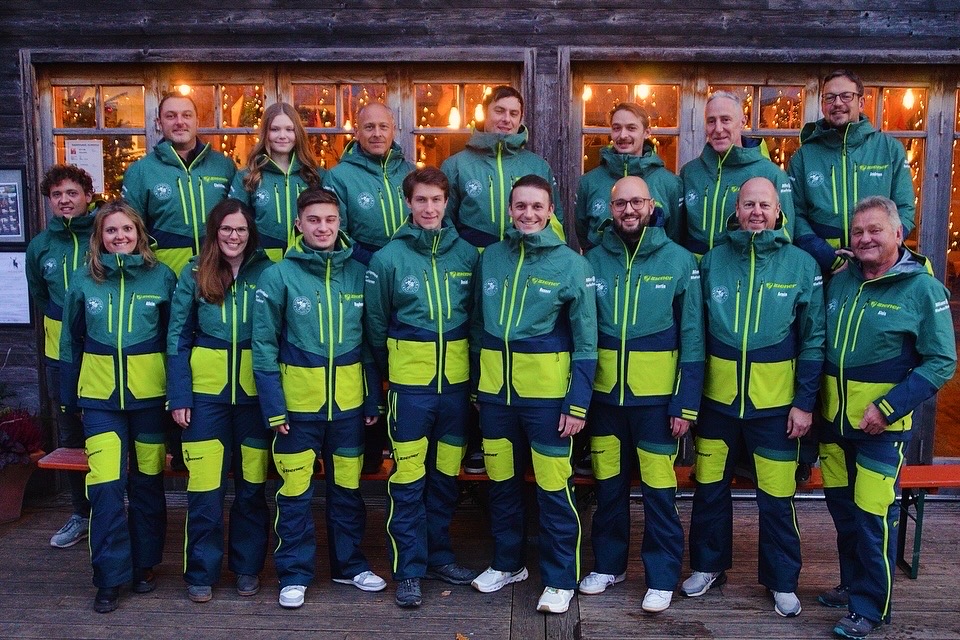 Unsere Skilehrer & Übungsleiter strahlen in neuer Ausrüstung