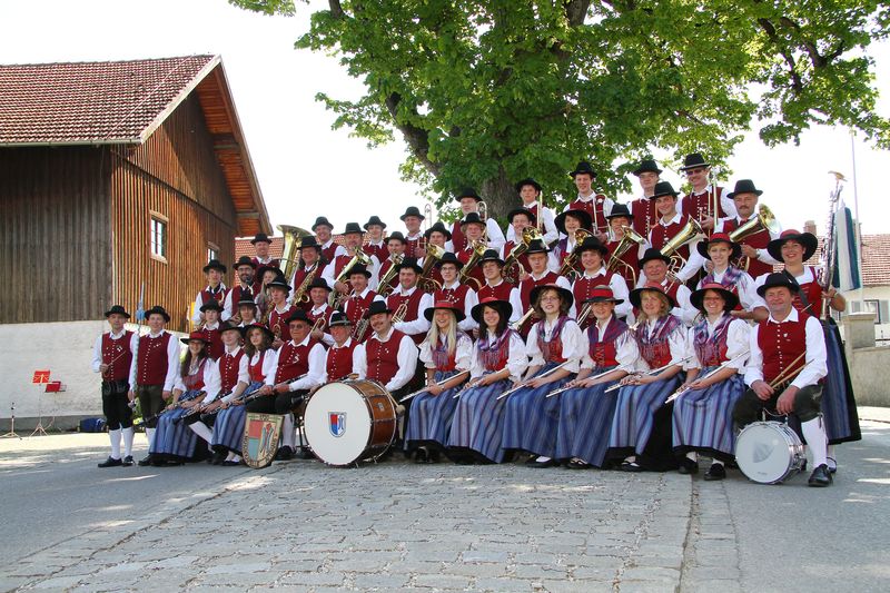 Musikkapelle Aitrang 2010 unter der Dorflinde