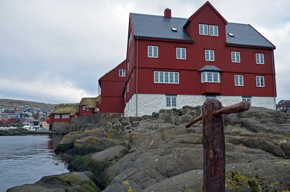 Die felsige Landzunge von Tinganes an der Küste von Tórshavn, Sitz des färöischen Parlaments.