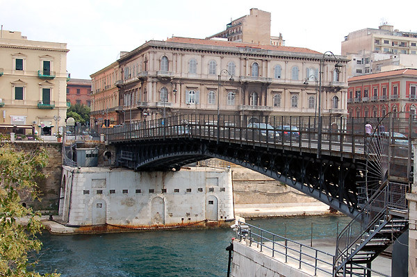 An der Drehbrücke Ponte Grievole geht es hinüber in die Neustadt.