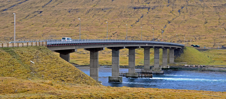 Diese Brücke verbindet die Inseln Streymoy und Eysturoy. Unter der Bücke ist immer ein sehr starker Gezeitenstrom.