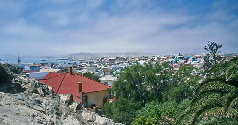 Blick von der Felsenkirche über Lüderitz. Nebel zieht vom Meer aufs Land.