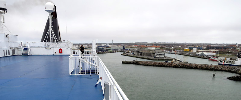 Leichter Nieselregen begleitet die Ausfahrt aus dem Hafen von Hirtshals.