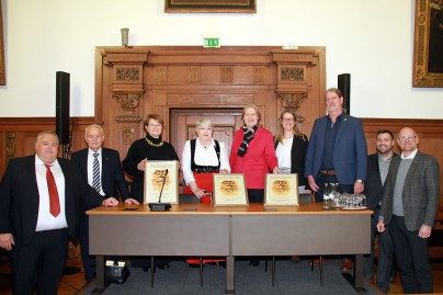 Sascha Westerhoven (Vors. VDuBv), Günter Pfeiffer (stellv. Vors. VDuBv), Ursula Dahmen, Monika Scharmach, Bundesministerin Bärbel Bas, Heike Schmitz-Fehlberg, Rolf Wöste (Regenbogen), Alexander Fennen (Geschäftsf. VDuBv), OB Sören Link (Foto: H. Pischke)