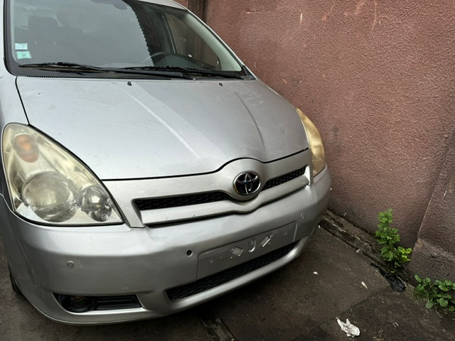 Toyota Verso 81.000 km déjà à Kinshasa 8.000$ à débattre