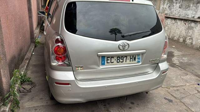 Toyota Verso 81.000 km déjà à Kinshasa 8.000$ à débattre