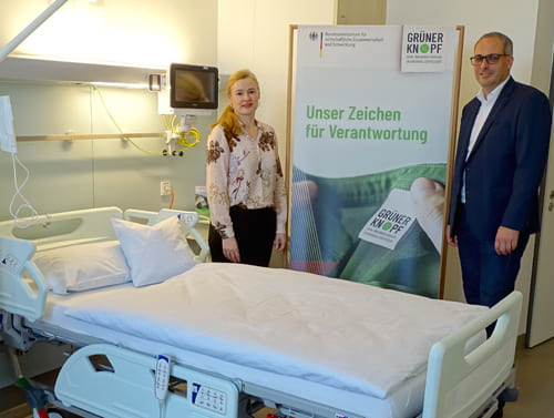 Debüt für den „Grünen Knopf“ im Gesundheitswesen