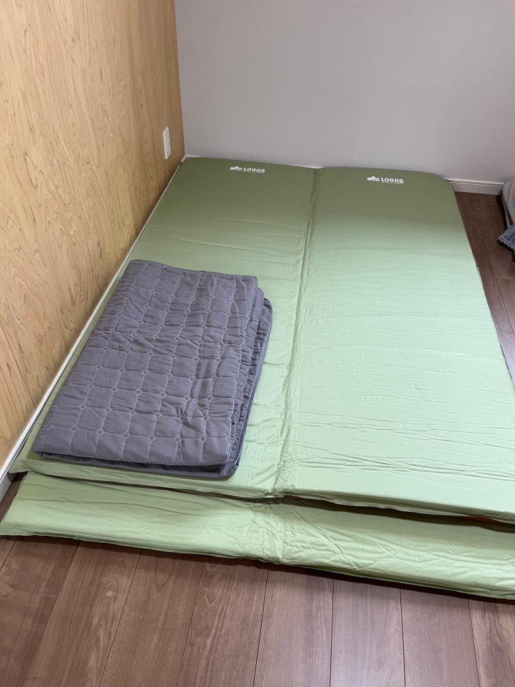 ベッドが足りない場合のために、ダブルサイズ（135×190）のエアーマットレスを3台ご用意しています。敷布団をひいて、ご利用ください