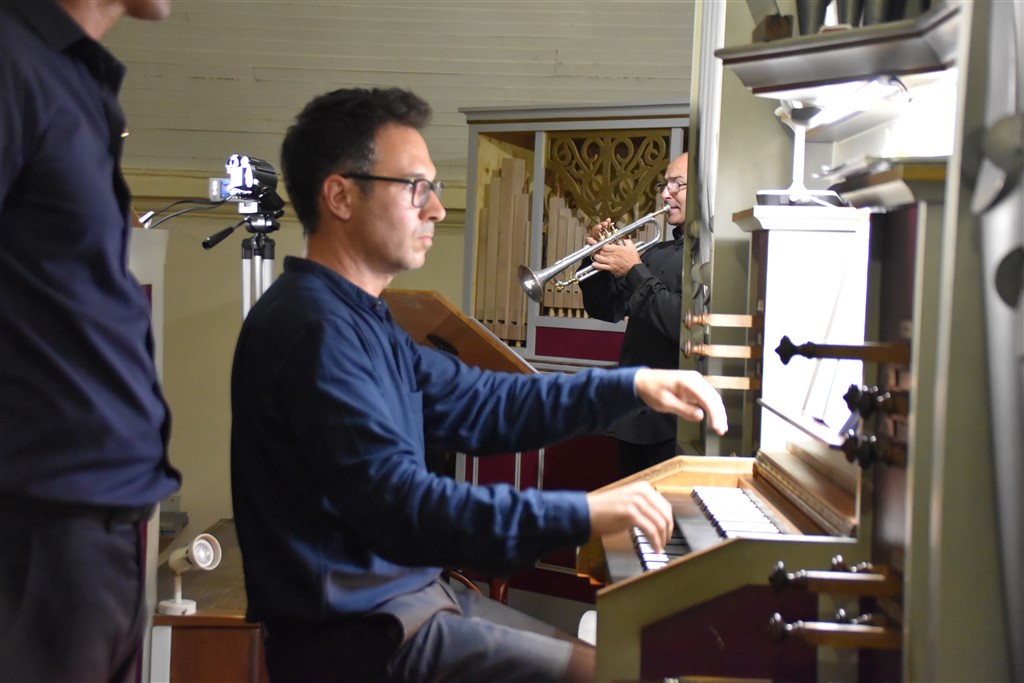 Ouverture du concert par Jorris à l'orgue et André à la trompette...