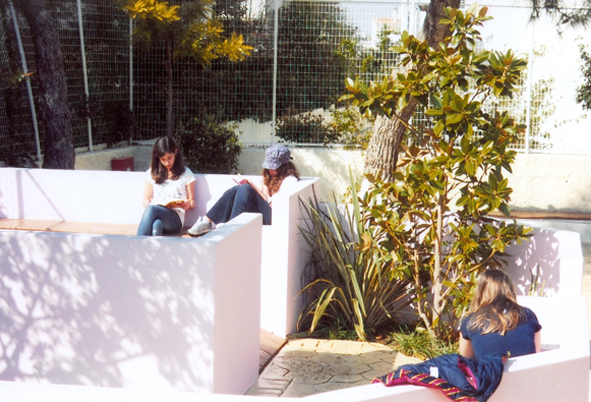 Spontaneous places created by children in an open classroom.