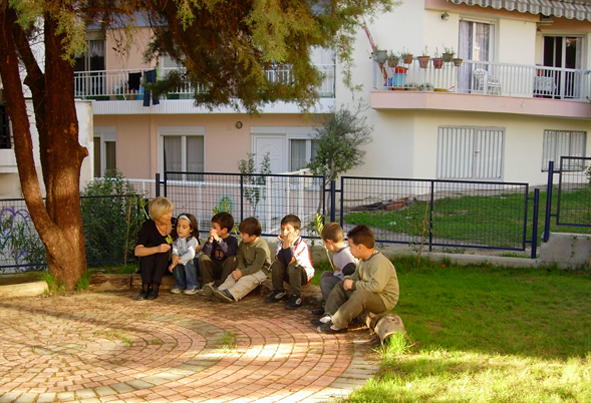 Travail en petit groupe dans la classe en plein air