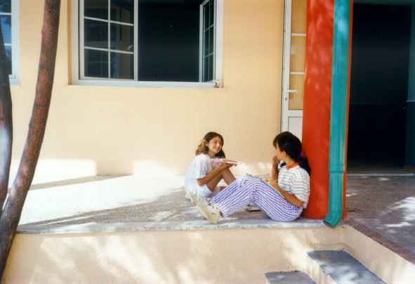 Spontaneous place created by children in the renovated playground.