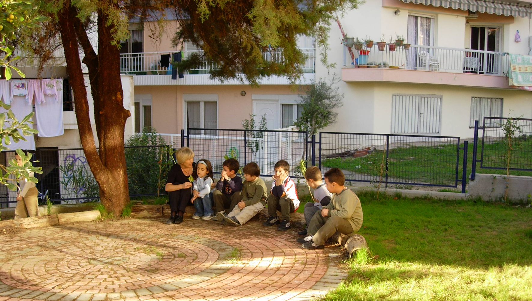 The open classromm in the schoolyard. 