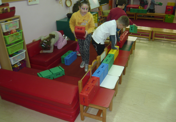 Création d’un lieu éducatif par les enfants pendant le cours.