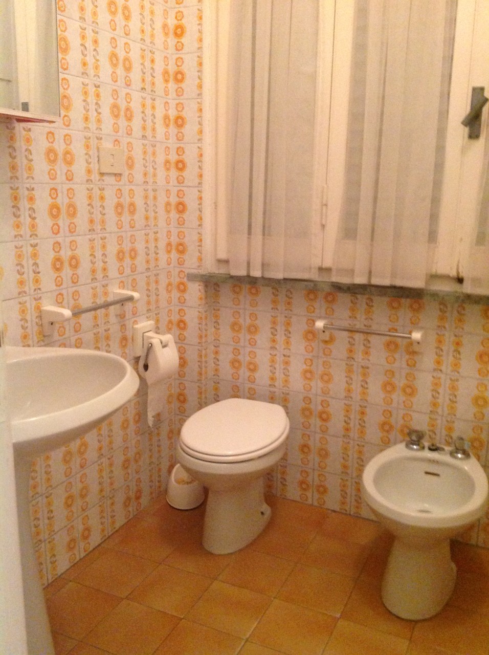 Bagno con lavatrice e doccia