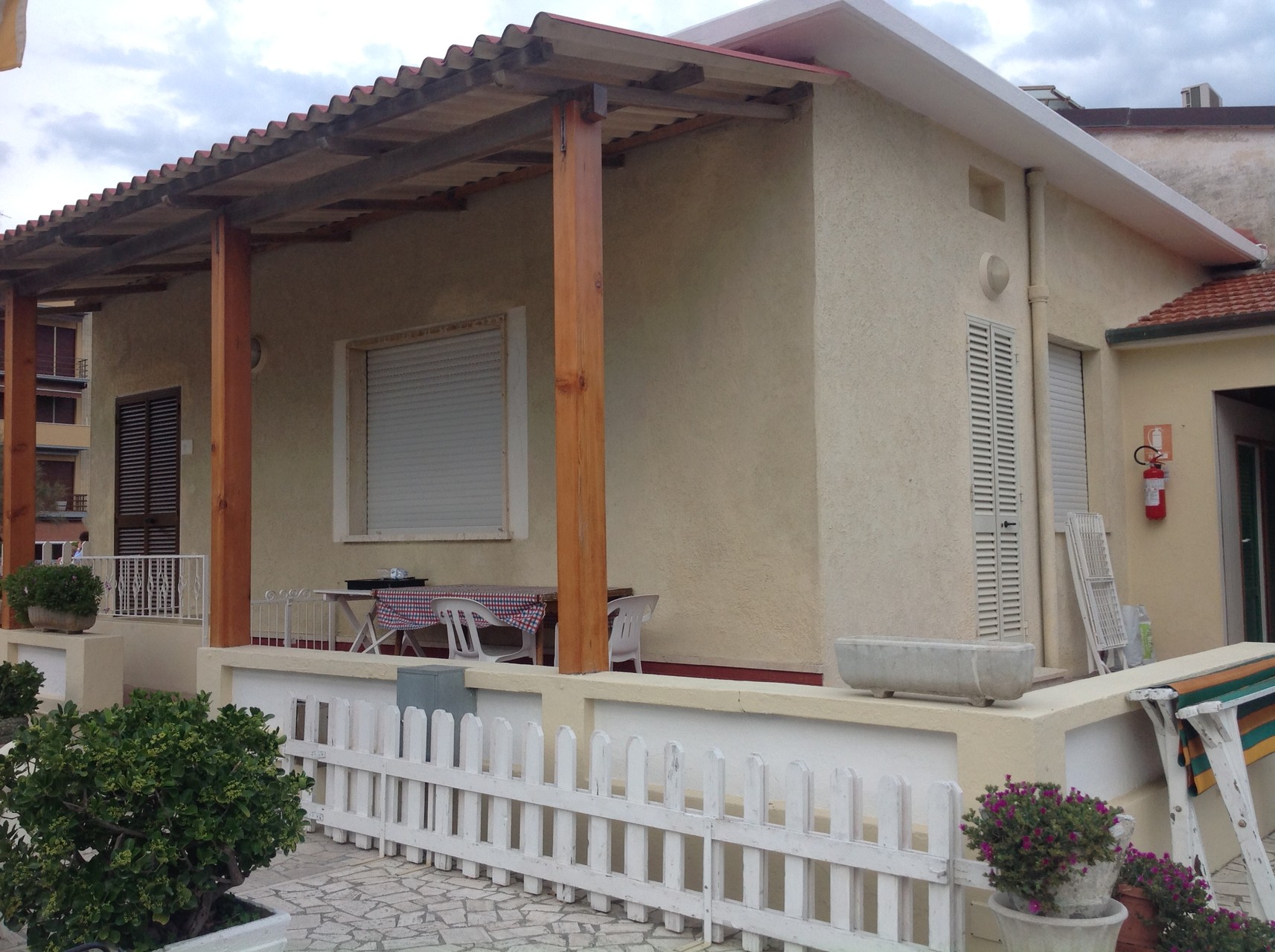 Veranda con tavolino e sedie