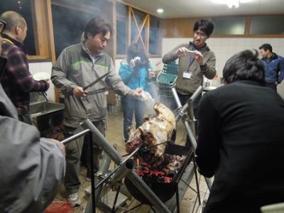 いのしし肉を豪快に調理!