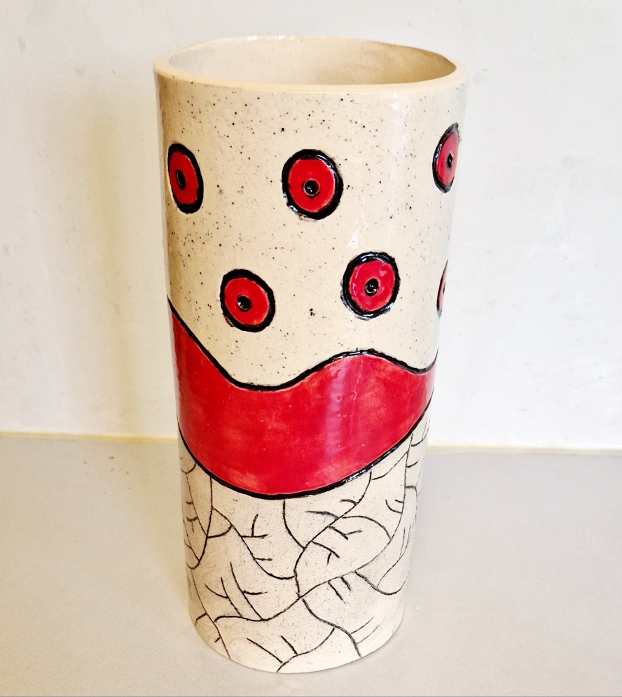 Hoge vaas met decoratie 27 cm hoog. €60