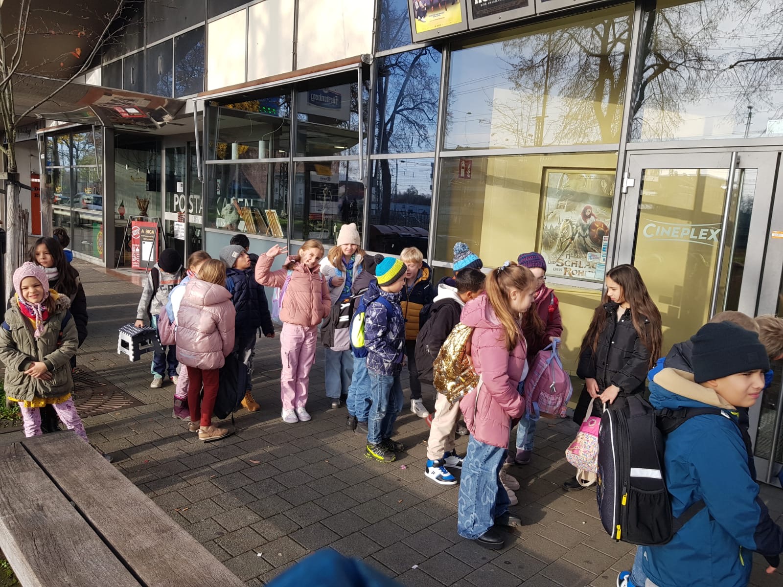Warten vor dem Kino