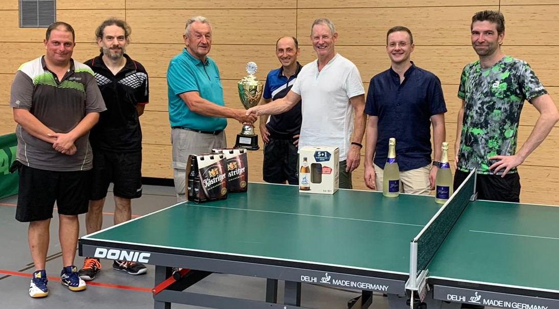 Überreichung des Wanderpokals in der A-Konkurrenz an den SV Kirchberg i. Wald