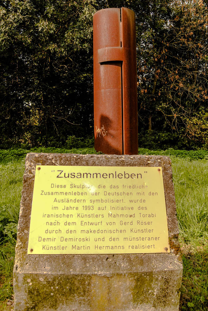 Skulptur "Zusammenleben" der Deutschen mit den Ausländern