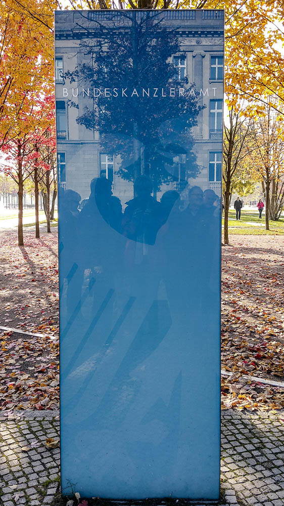 Treffpunkt "blaue Stele" vor dem Bundeskanzleramt