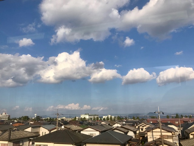 琵琶湖の上を行く雲