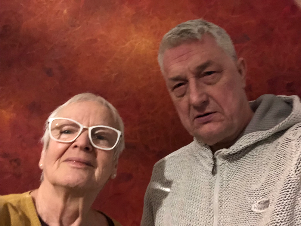  Wir wurden ausgelost uns auszutauschen über Kunst und Gesellschaft. Dr. Frank Hiddemann und Maria Cornelia vor einem Bild „geschlossene Augen“