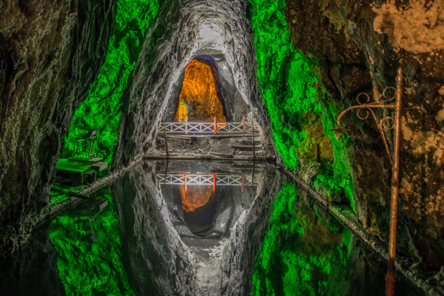 Wasserspiegelung in ausgedienten Salzbecken