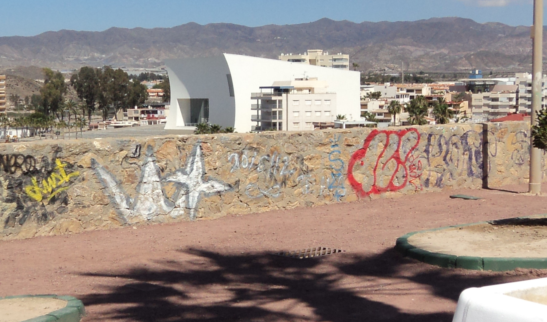 Limpieza de grafiti, en Águilas, antes.
