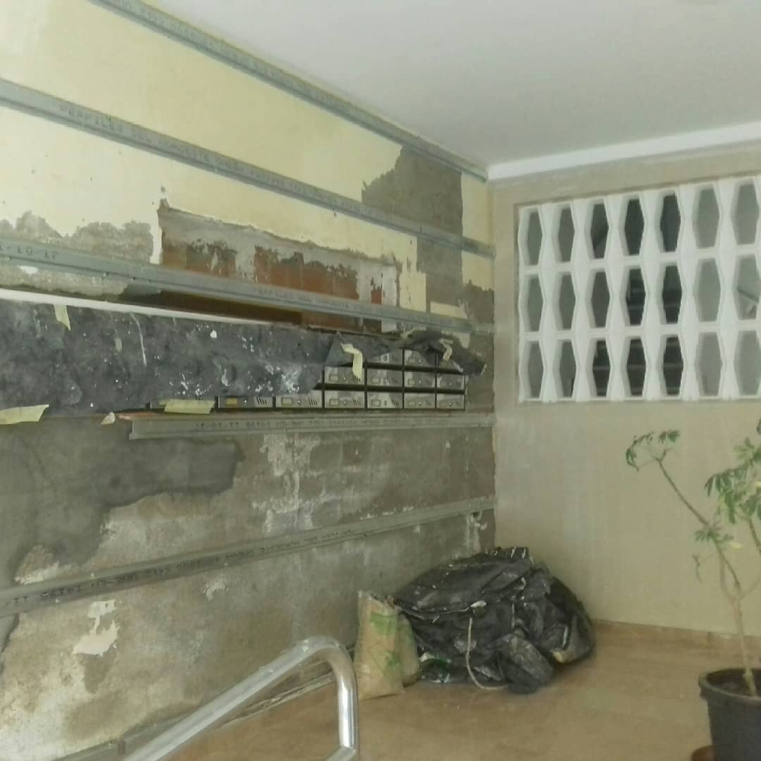 Reparación y pintura en portal de escalera