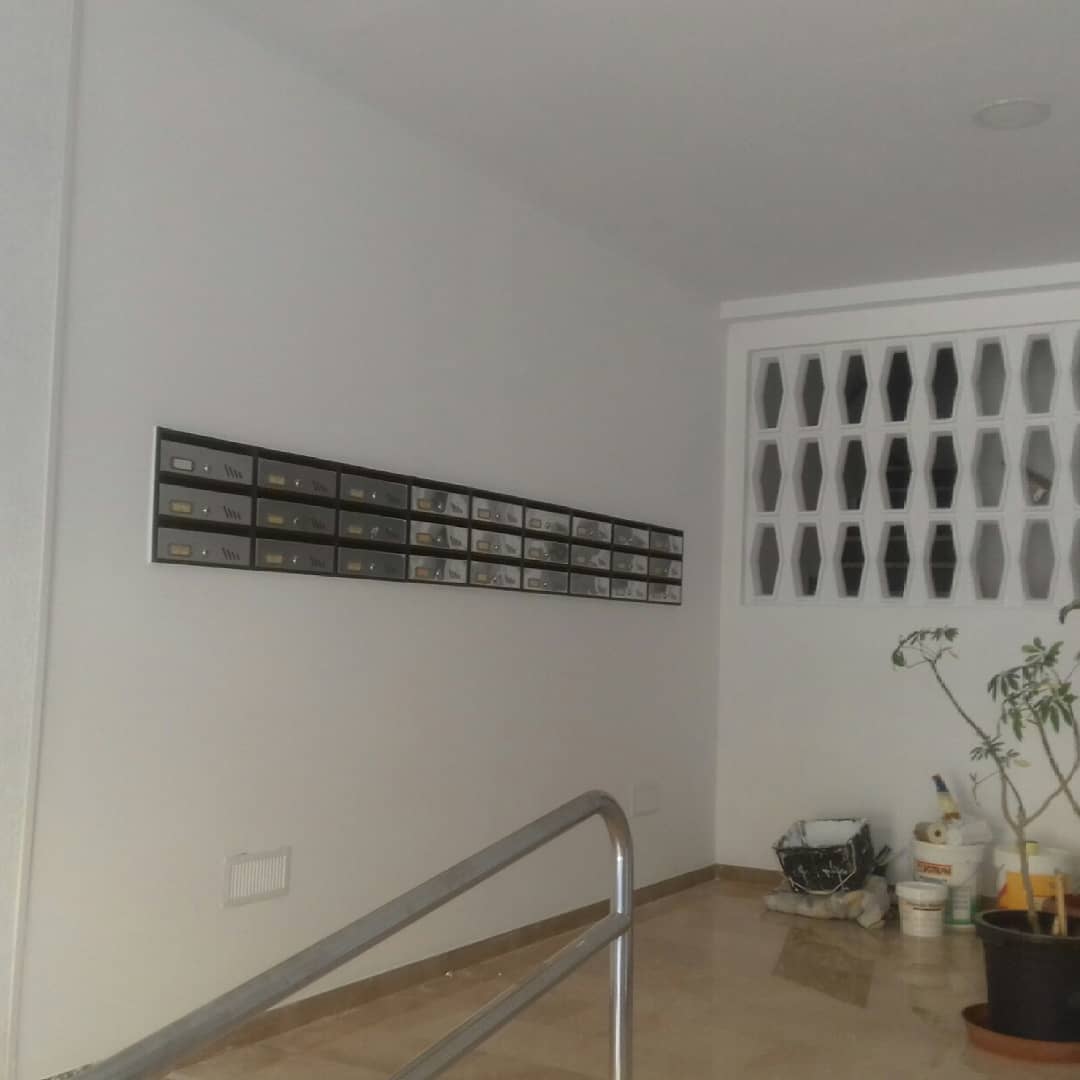 Reparación y pintura en portal de escalera