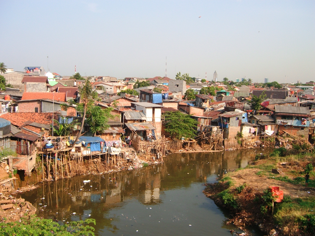 Slum at Ciliwung River (Flickr, Chris, July 12, 2009)