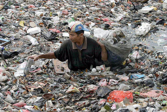 INDONESIAN ENVIROMENT WATER POLLUTION (Flickr, Ardiles Rante, February 2, 2007)